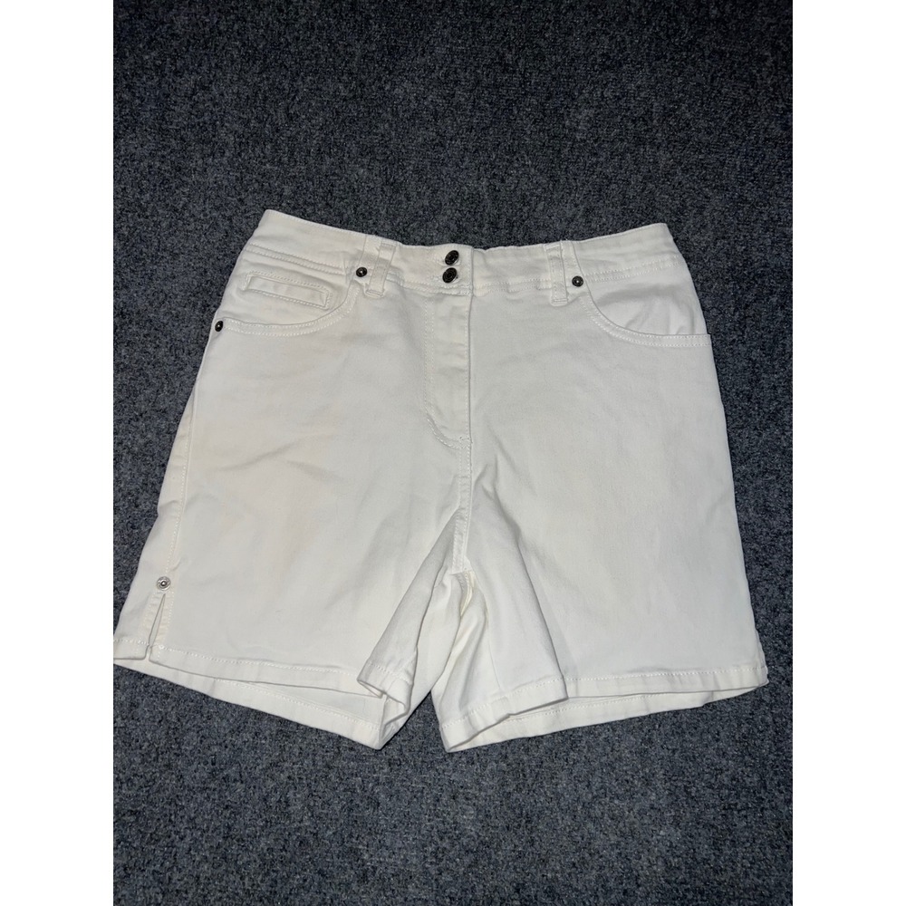 St. Johns Bay Womens White Denim Shorts Size 6P Stretch Cotton Blend